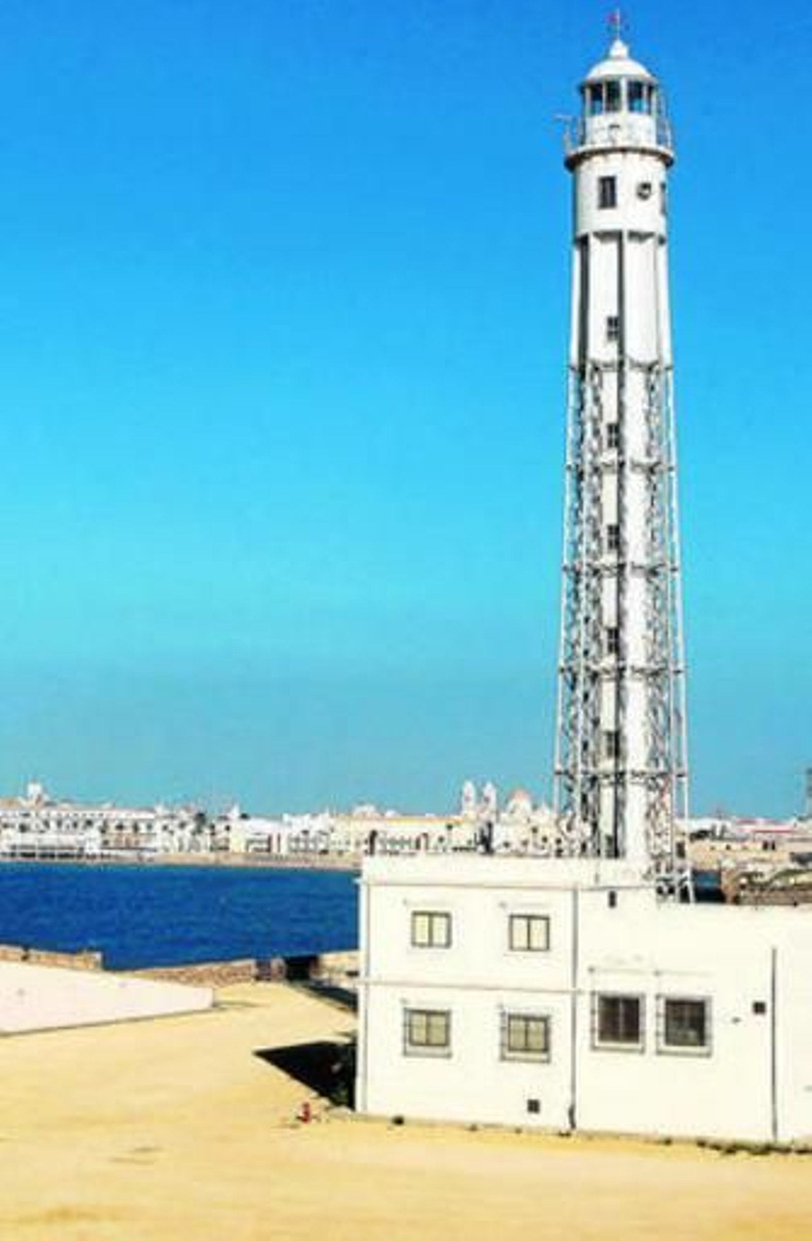 El faro del Castillo de Cádiz, con la playa de La Caleta, de fondo