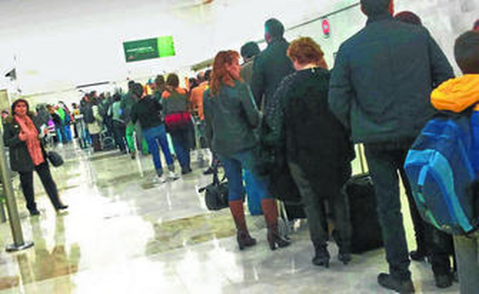 La coincidencia de varios vuelos y la escasez de personal en los filtros ha provocado largas colas estos días.