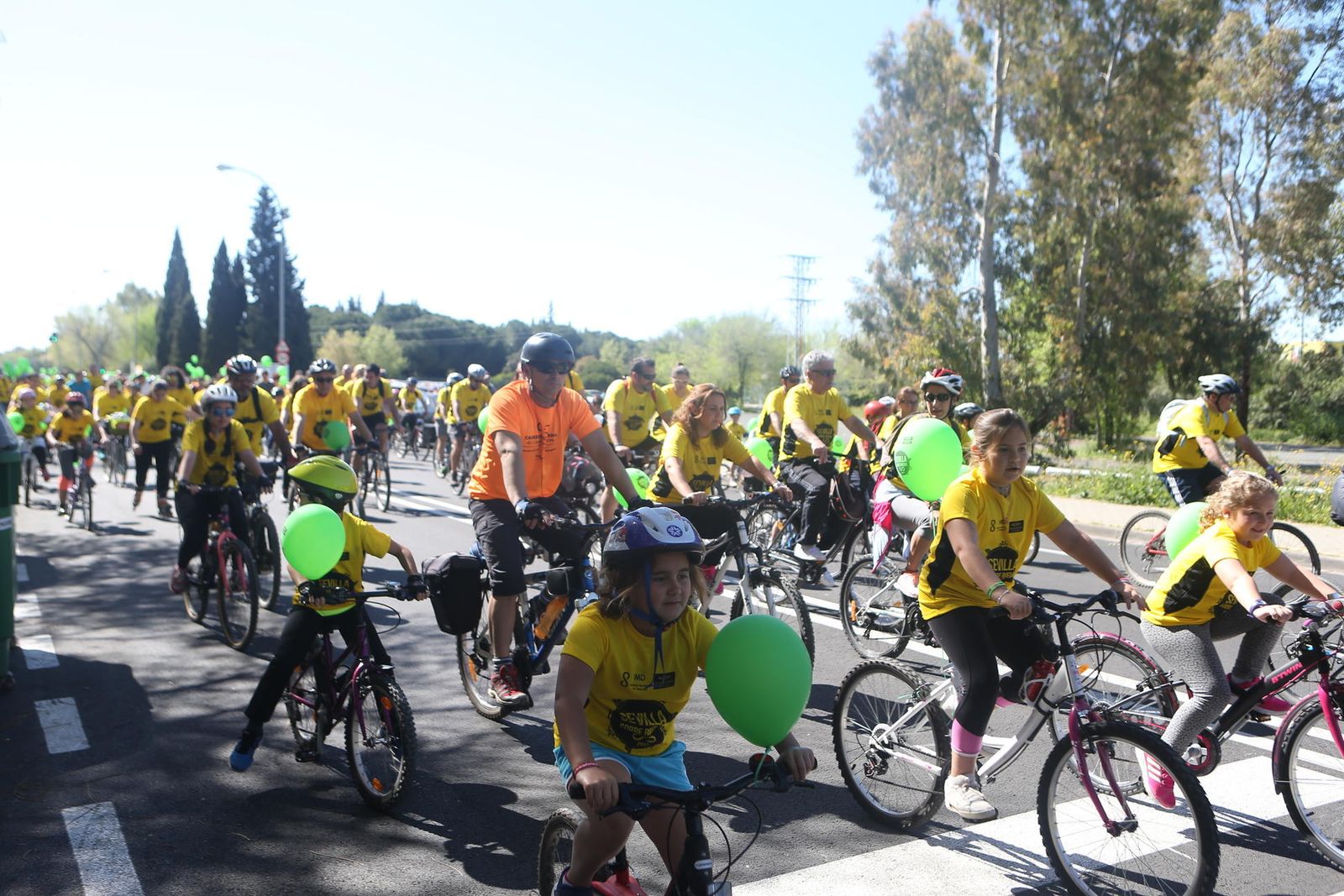 Algunos de los 5.000 de ciclistas que participaron en el encuentro 'Sevilla sobre ruedas' celebrado el pasado 2 de abril.