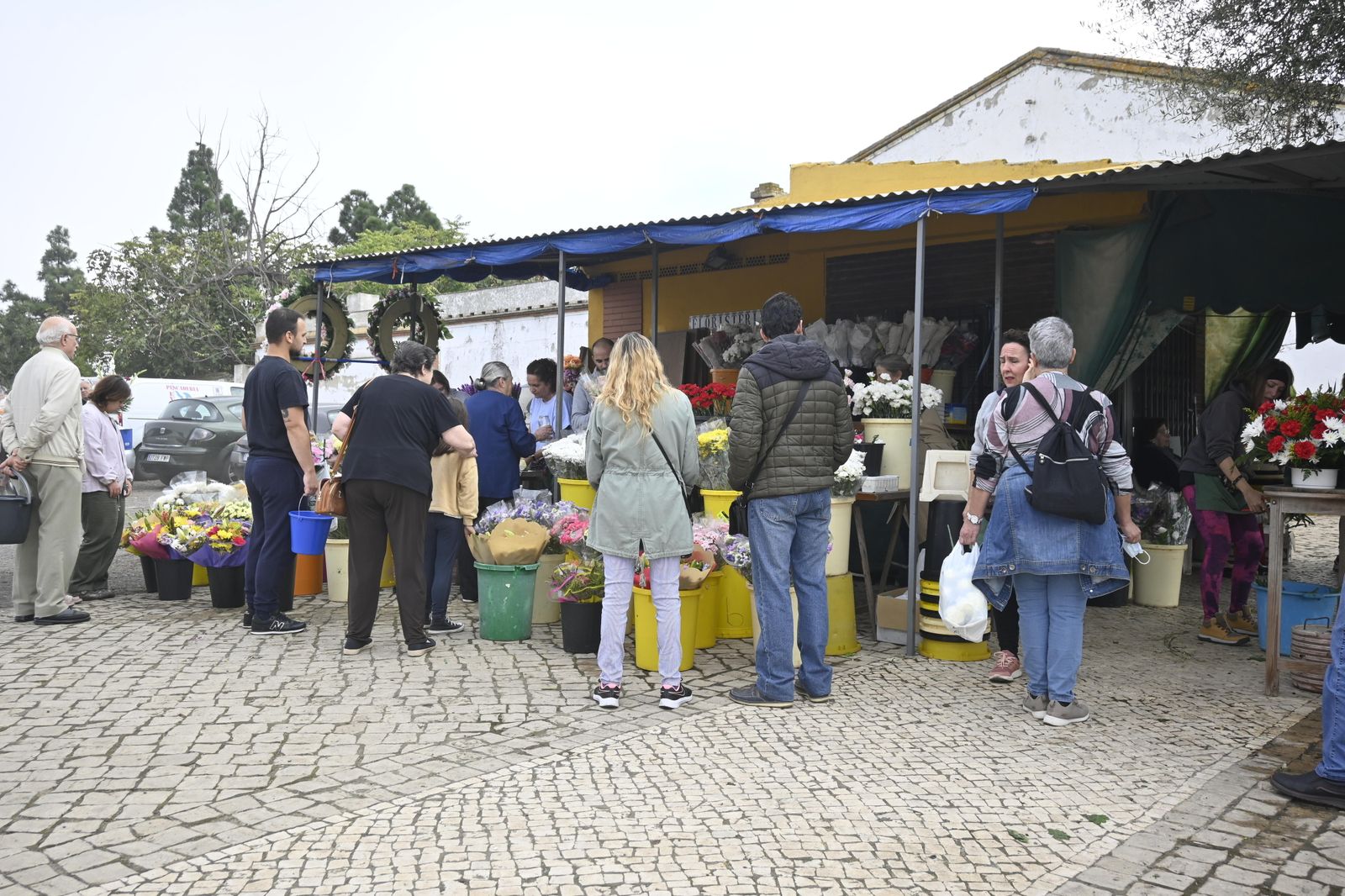Ambiente en el cementerio de Huelva para el día de todos los Santos.