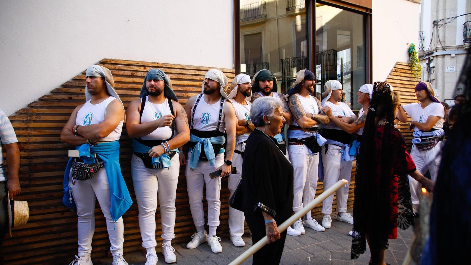 Vea la salida de la Hermandad de Los Ángeles de la Catedral de Almería