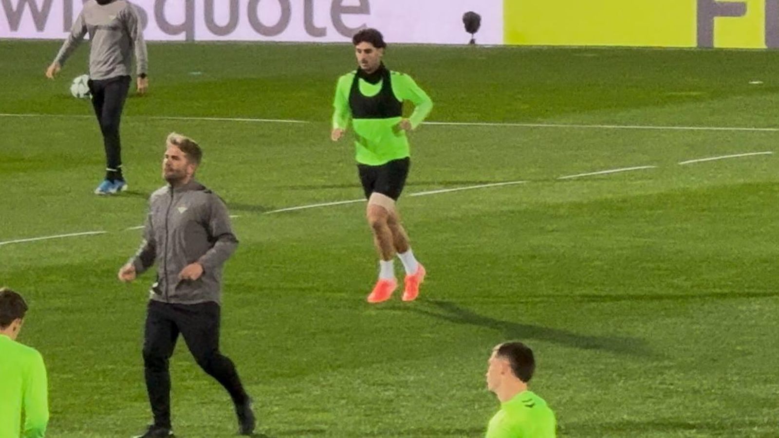 Johnny Cardoso entrena sobre el césped del Alfonso Henriques