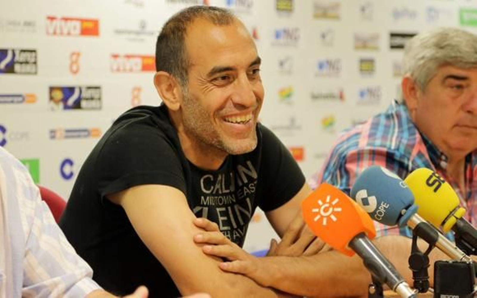 Romerito, capitán del Xerez DFC, muy sonriente ayer en la sala de prensa de Chapín mientras anunciaba que cuelga las botas. /Manuel Aranda