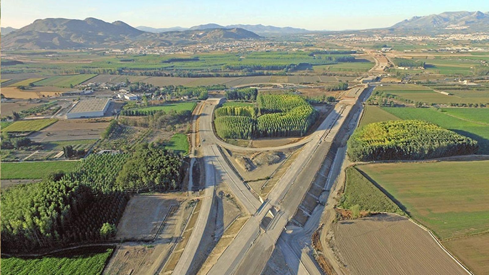 Imagen del trazado de una carretera por la Vega de Granada y su afección a las choperas
