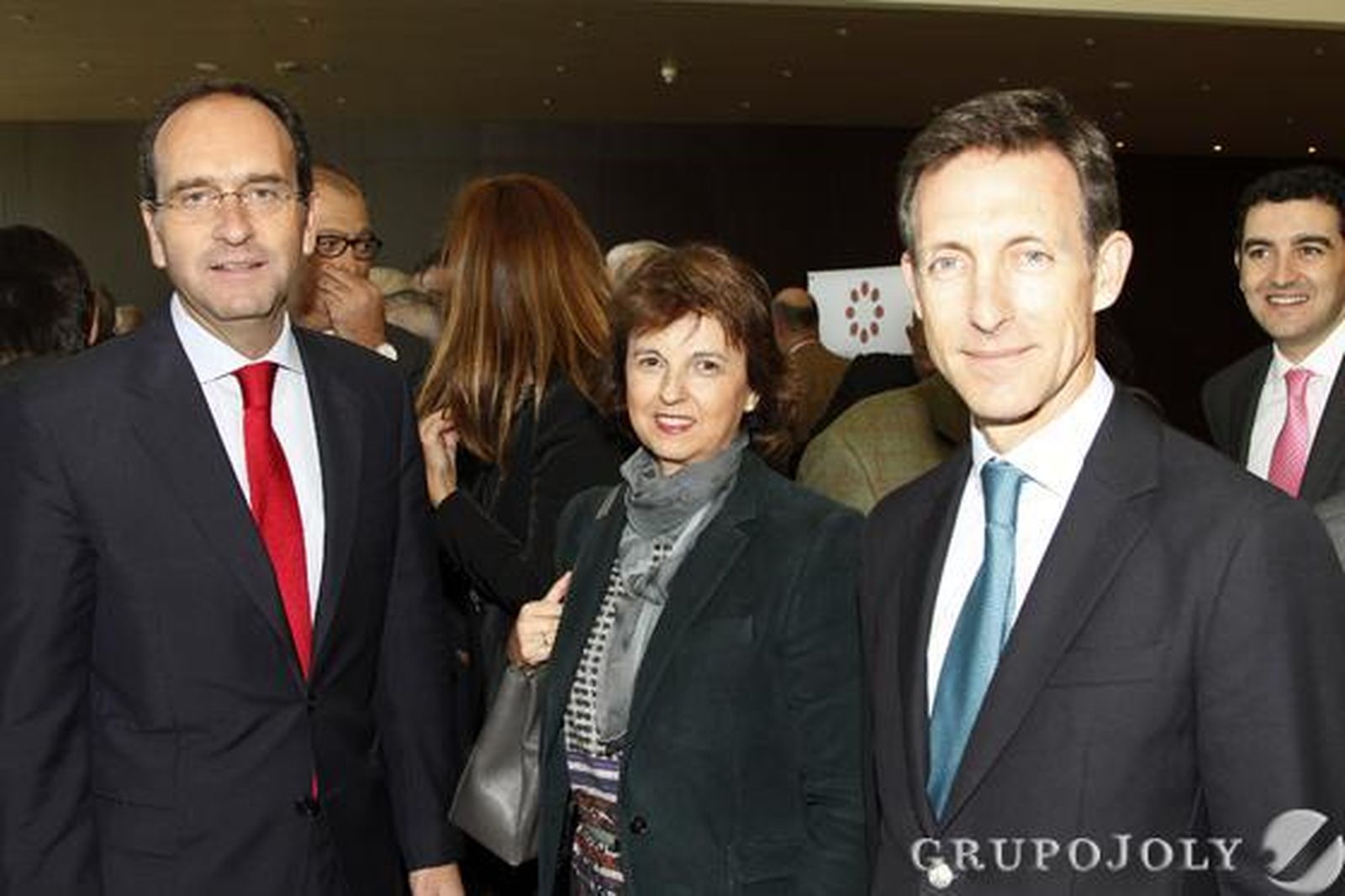 Alberto Delgado, director territorial de Banco Santander; la empresaria Rocío Medina y Luis Sánchez Manzano./ Belén Vargas/Juan Carlos Vázquez
