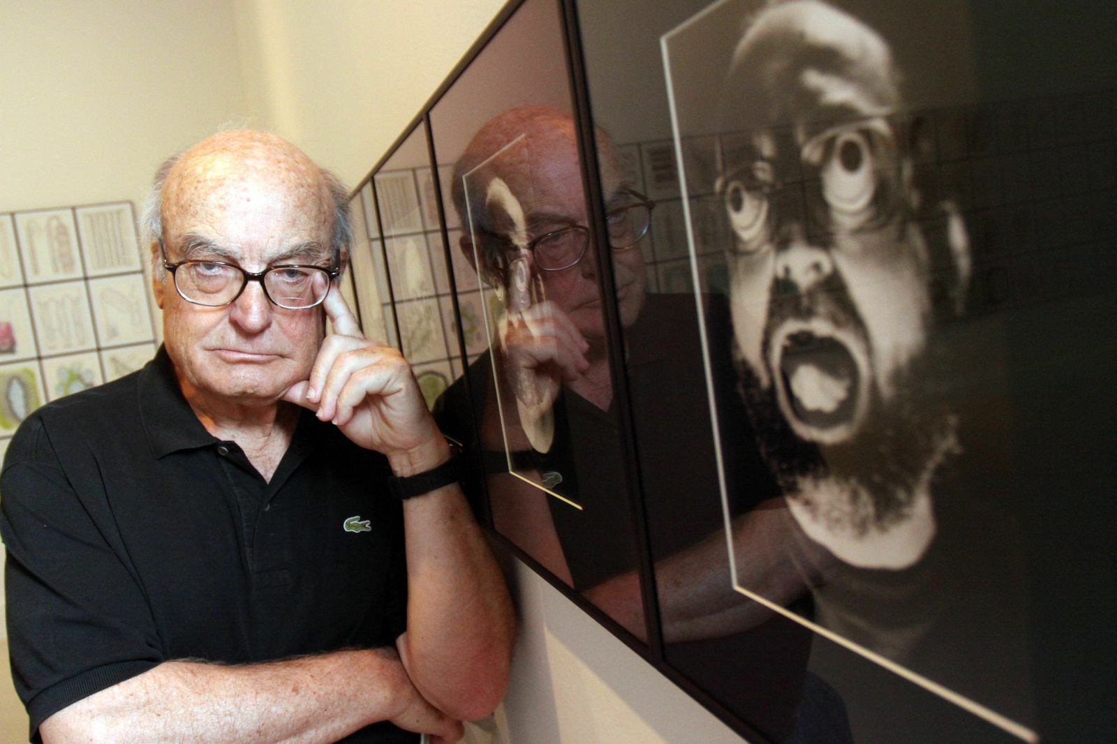 Luis  Gordillo , junto a su 'Autorretrato con ojos artificiales' (1974),  en el CAC Málaga.