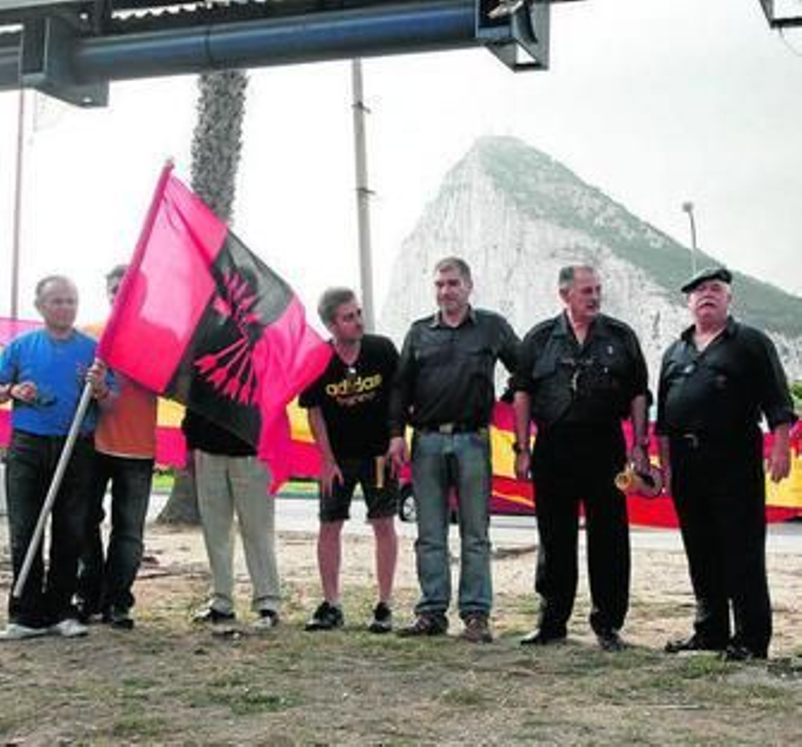 Algunos de los manifestantes, ayer en el parque.