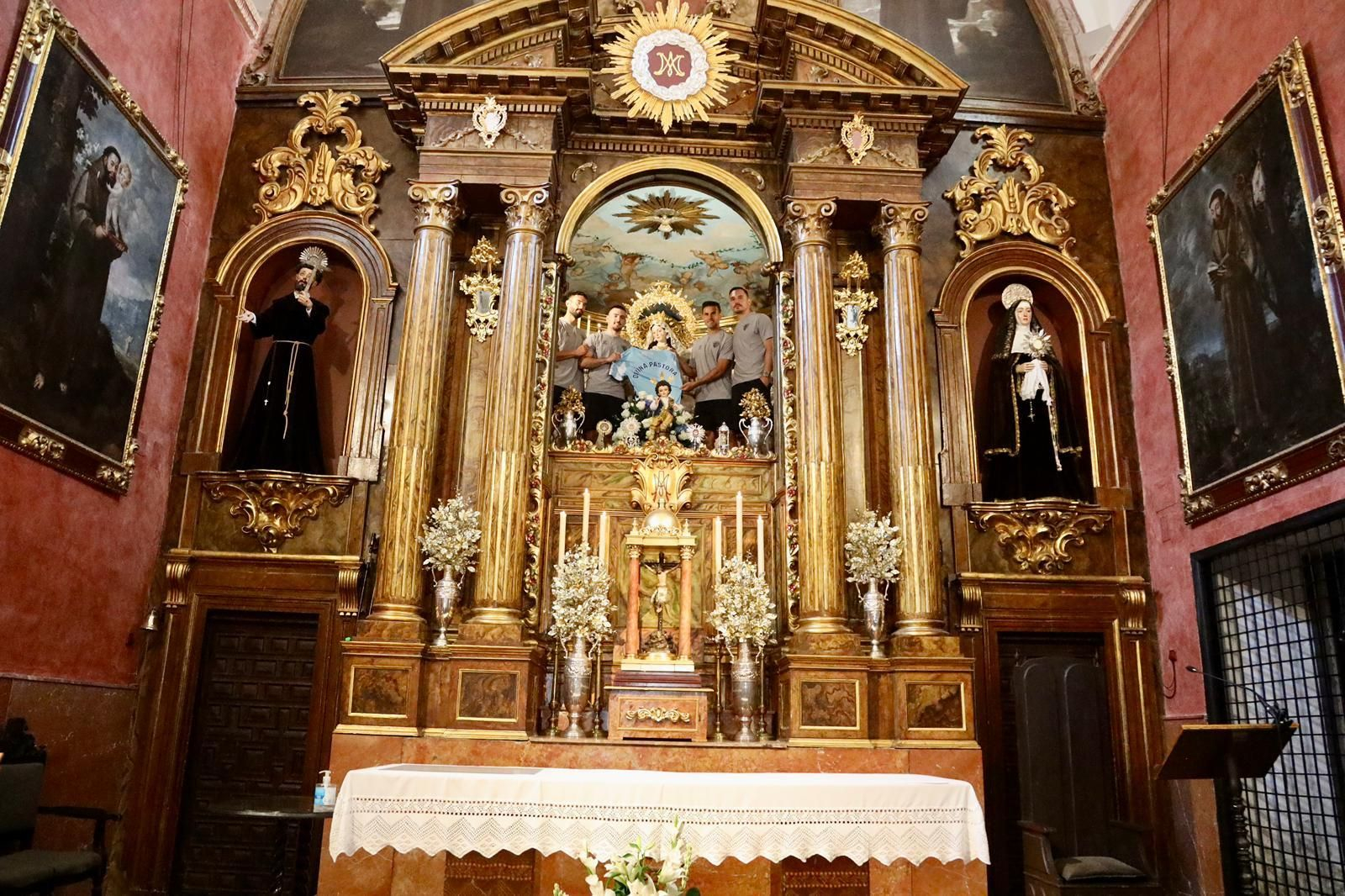 La ofrenda del Málaga CF a la Divina Pastora, en fotos
