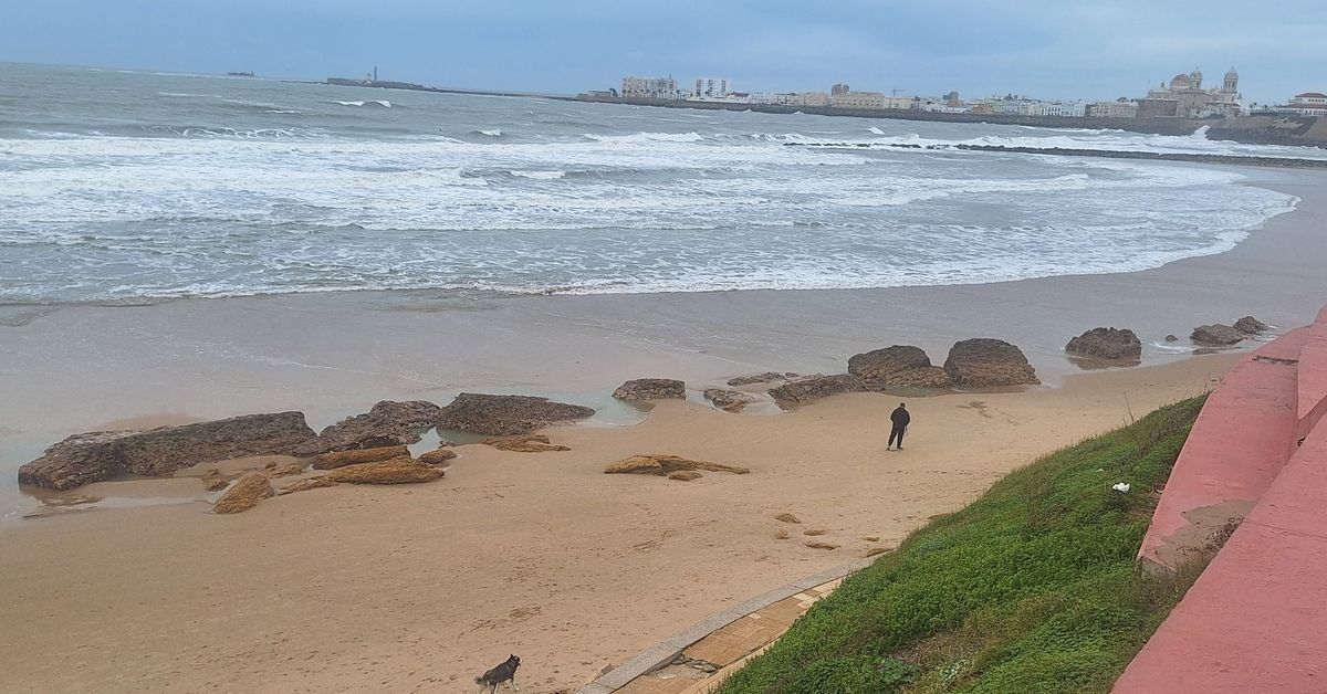 El temporal en Cádiz saca a la luz los restos de la antigua muralla en Santa María del Mar