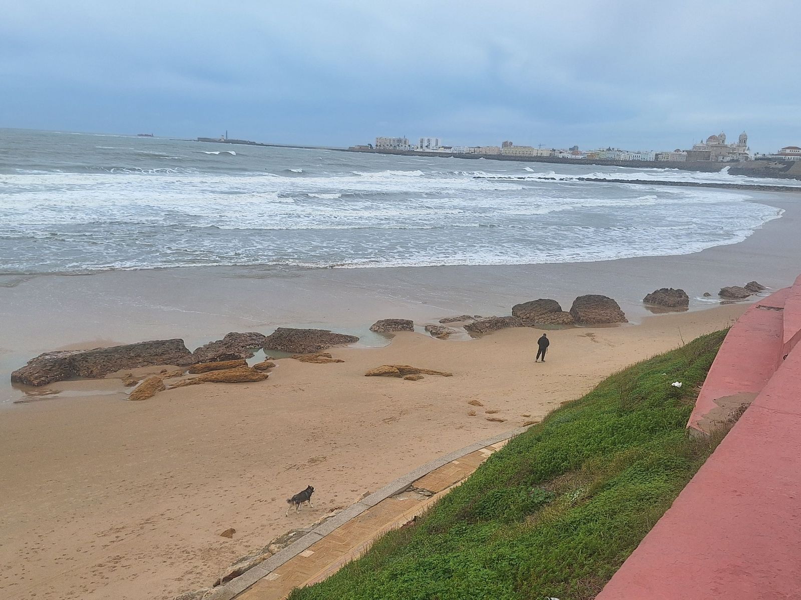 Restos de las muralla que se pueden ver tras el temporal.