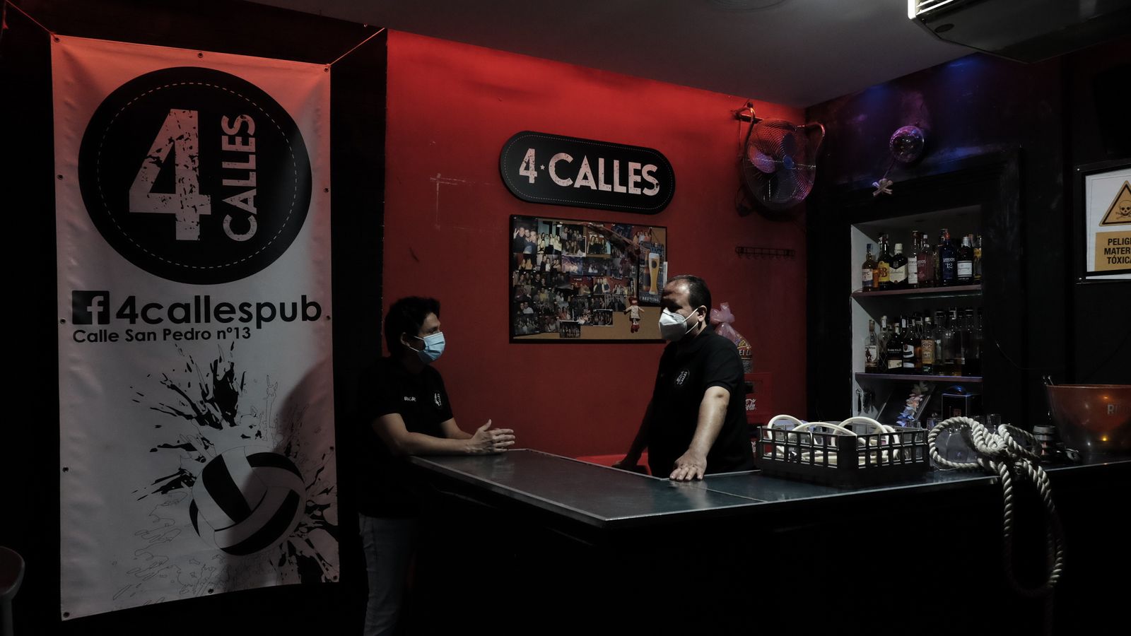 Federico y Elías, socios del pub 4 Calles de Almería capital, con el establecimiento vacío.