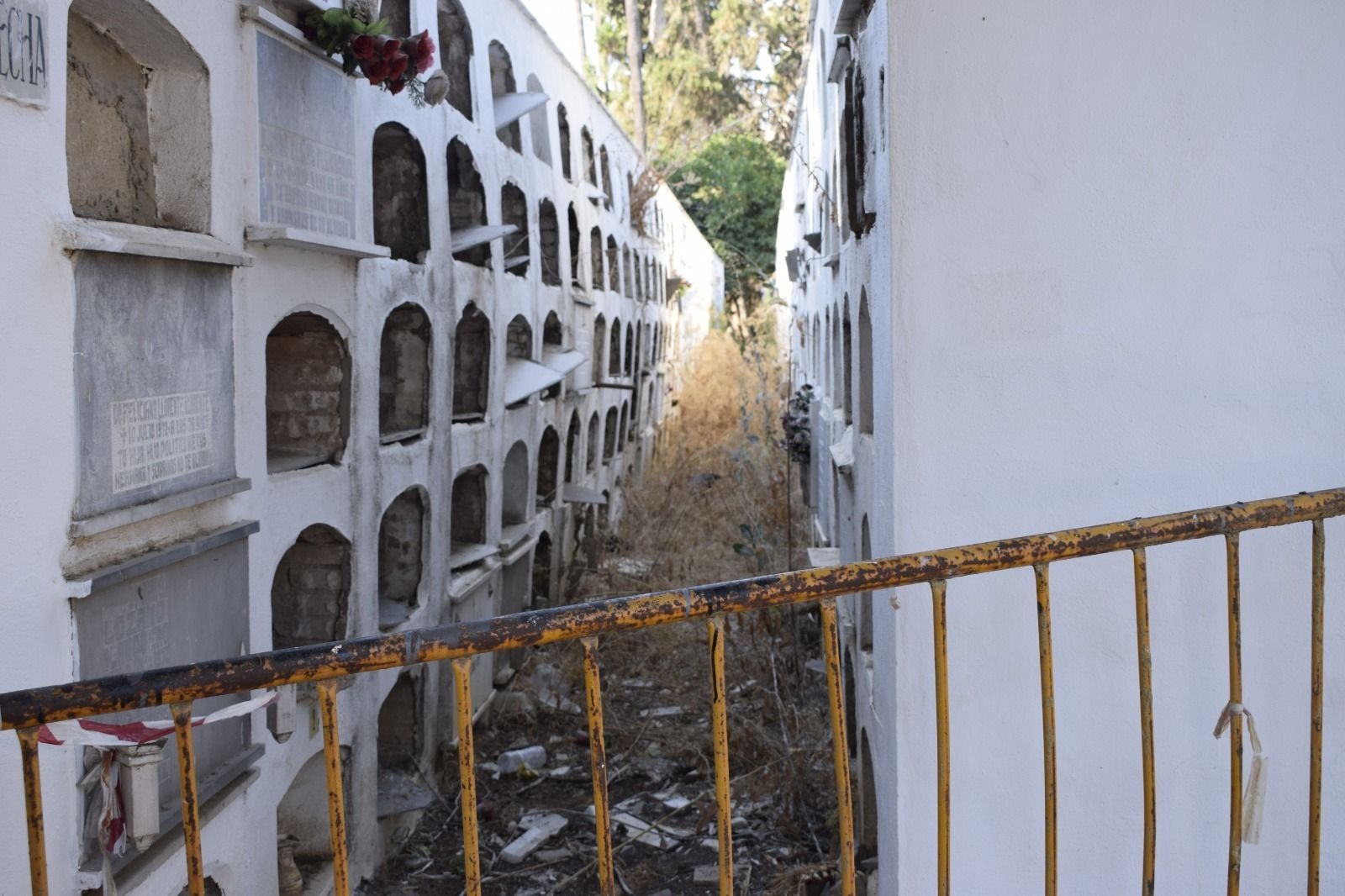Estado de los nichos en la zona más antigua del cementerio.