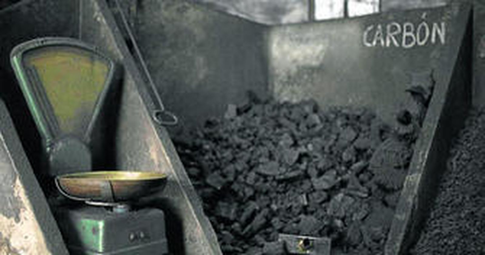 Luis Astola, en la carbonería de la calle Parras esquina con Relator en la que nació, jugó y ahora trabaja.