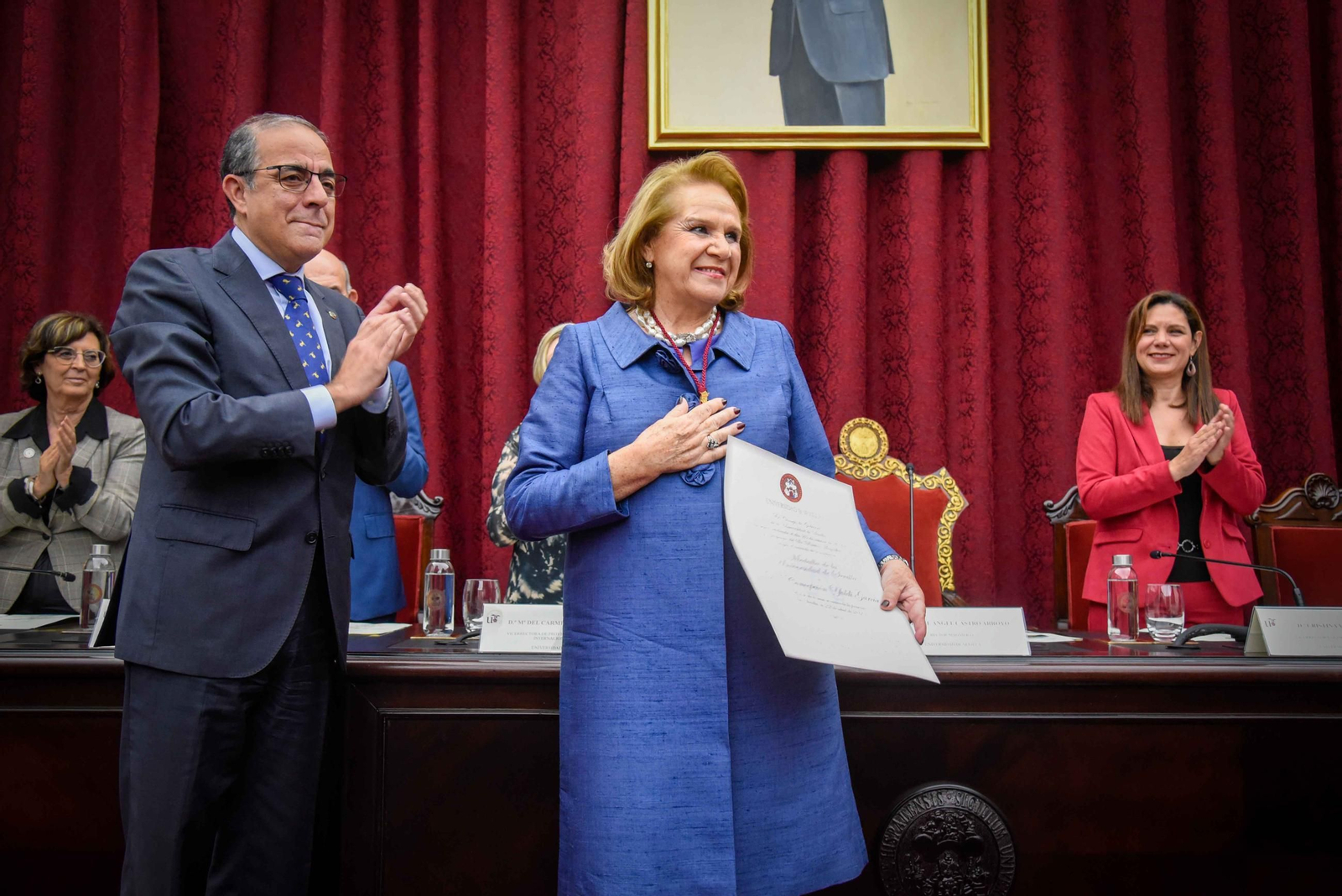 Imposición de la Medalla de la Universidad de Sevilla a Concha Yoldi