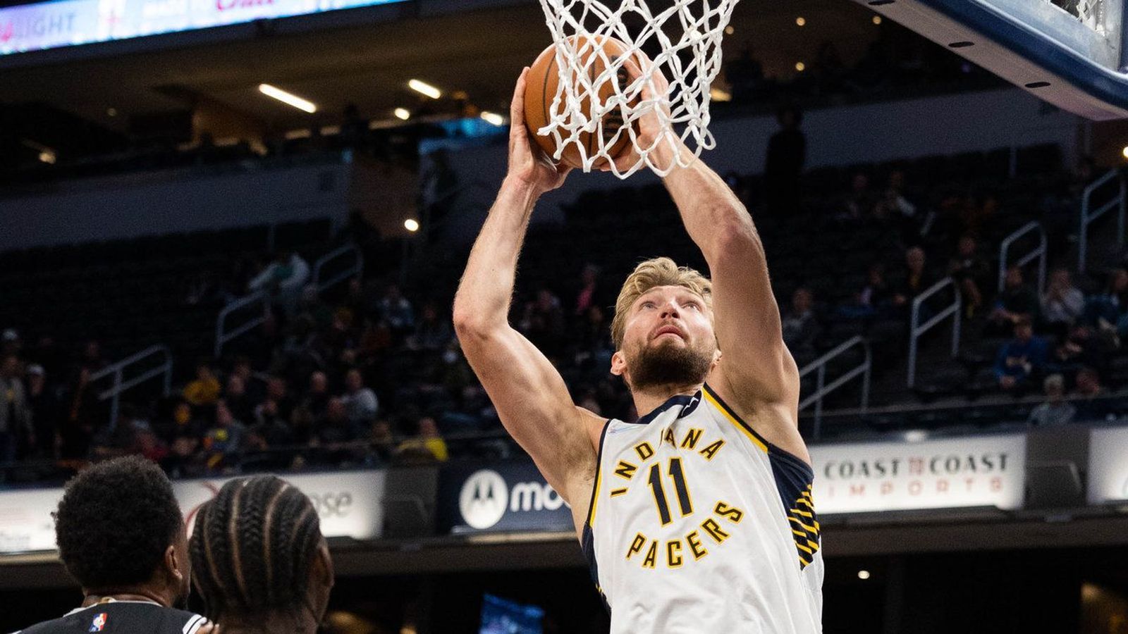 Domantas Sabonis ataca el aro rival.