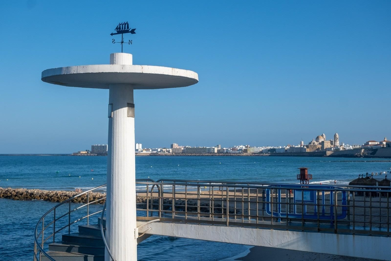 Una veleta con la silueta del buque escuela Elcano ya luce en la escalera de caracol en Cádiz.