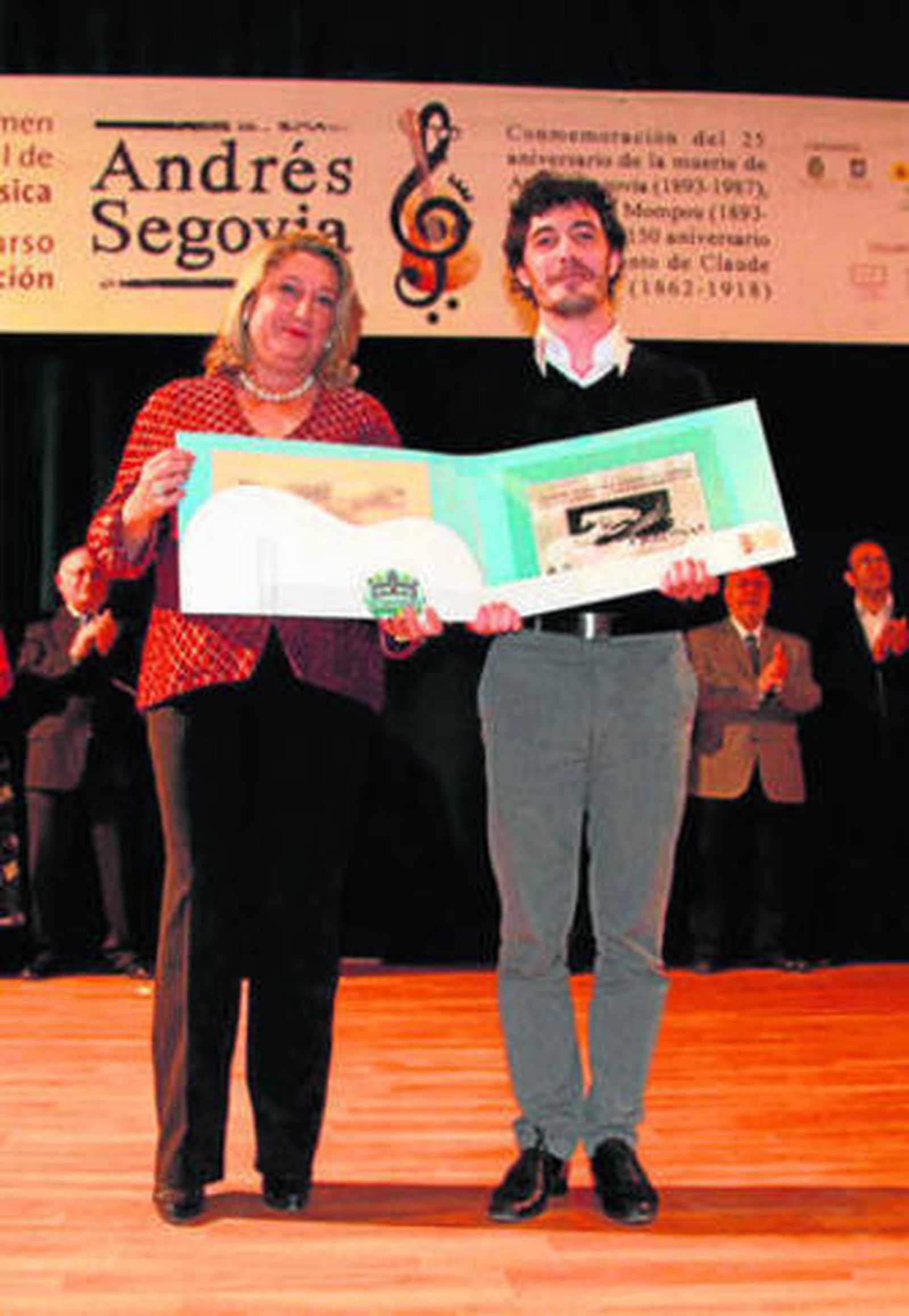 Gabriel Bianco recibe elpremio.