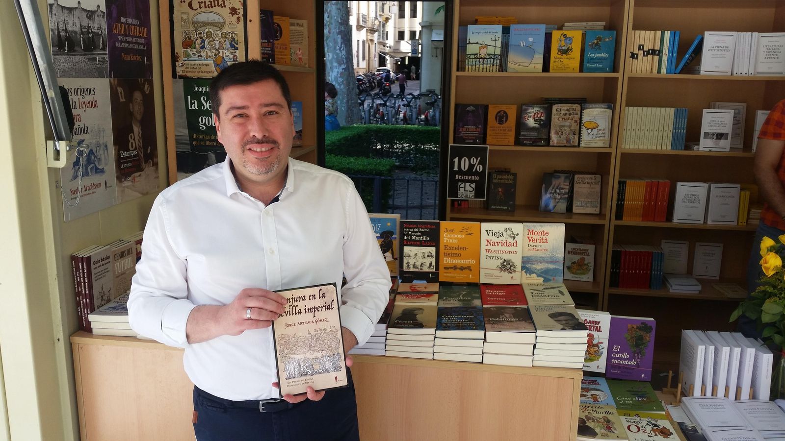 Jorge Arteaga Gómez, con un ejemplar de su novela.