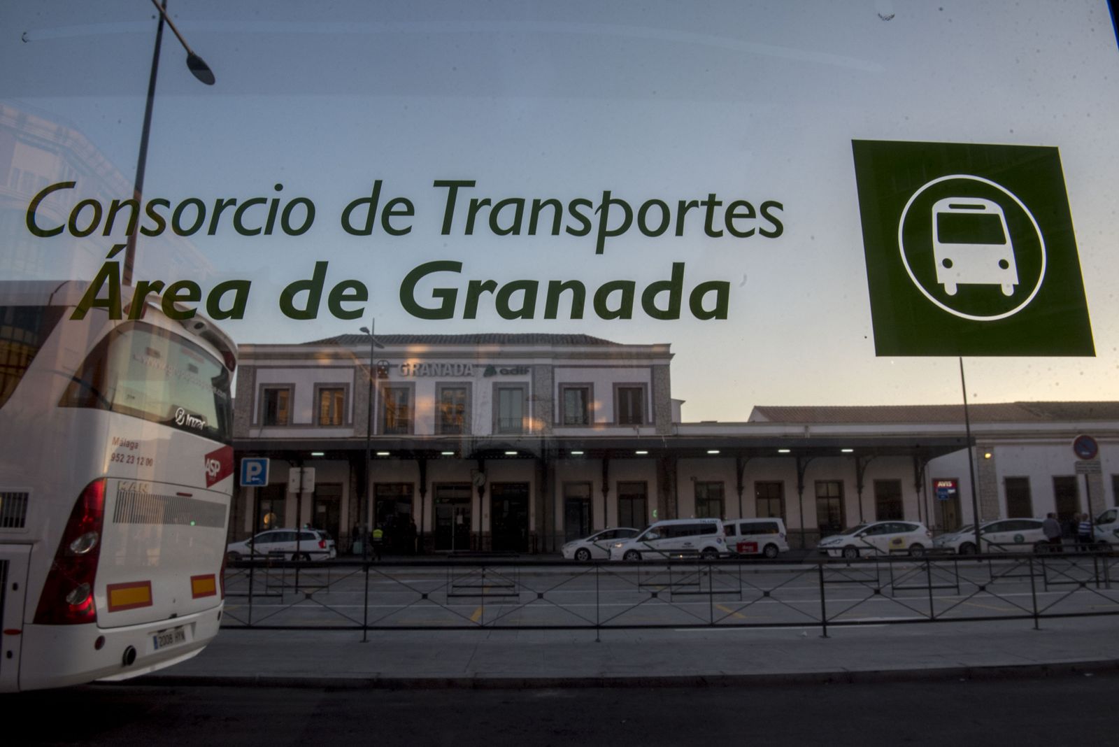 Dificultades para comprar las tarjetas del bus metropolitano de Granada a un día de las nuevas tarifas