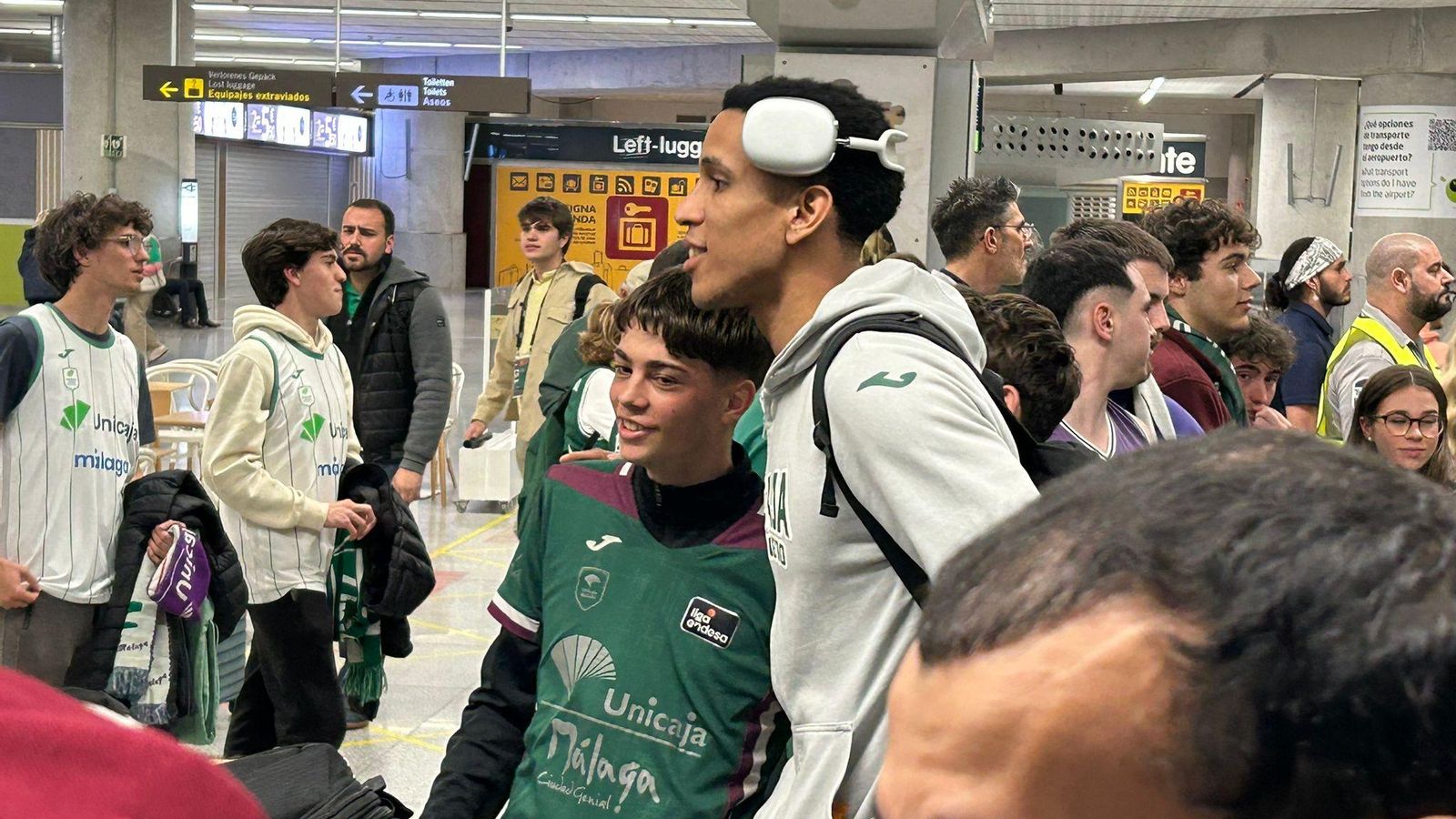 Alegría en la llegada del Unicaja al aeropuerto.