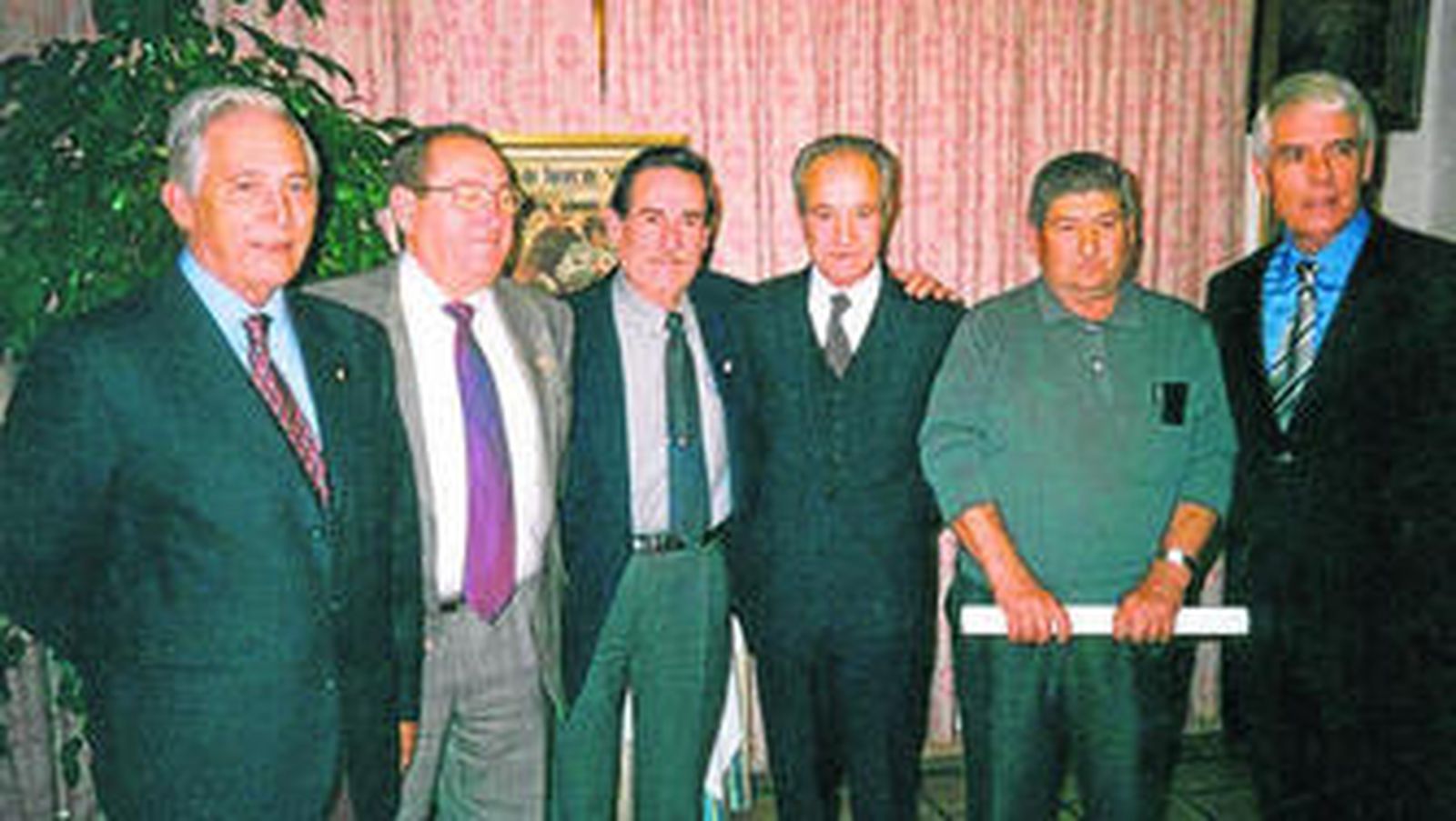 Vera. Ramón entre Antonio Carmona, Diego Puerta, Paco Camino y dos taurinos.