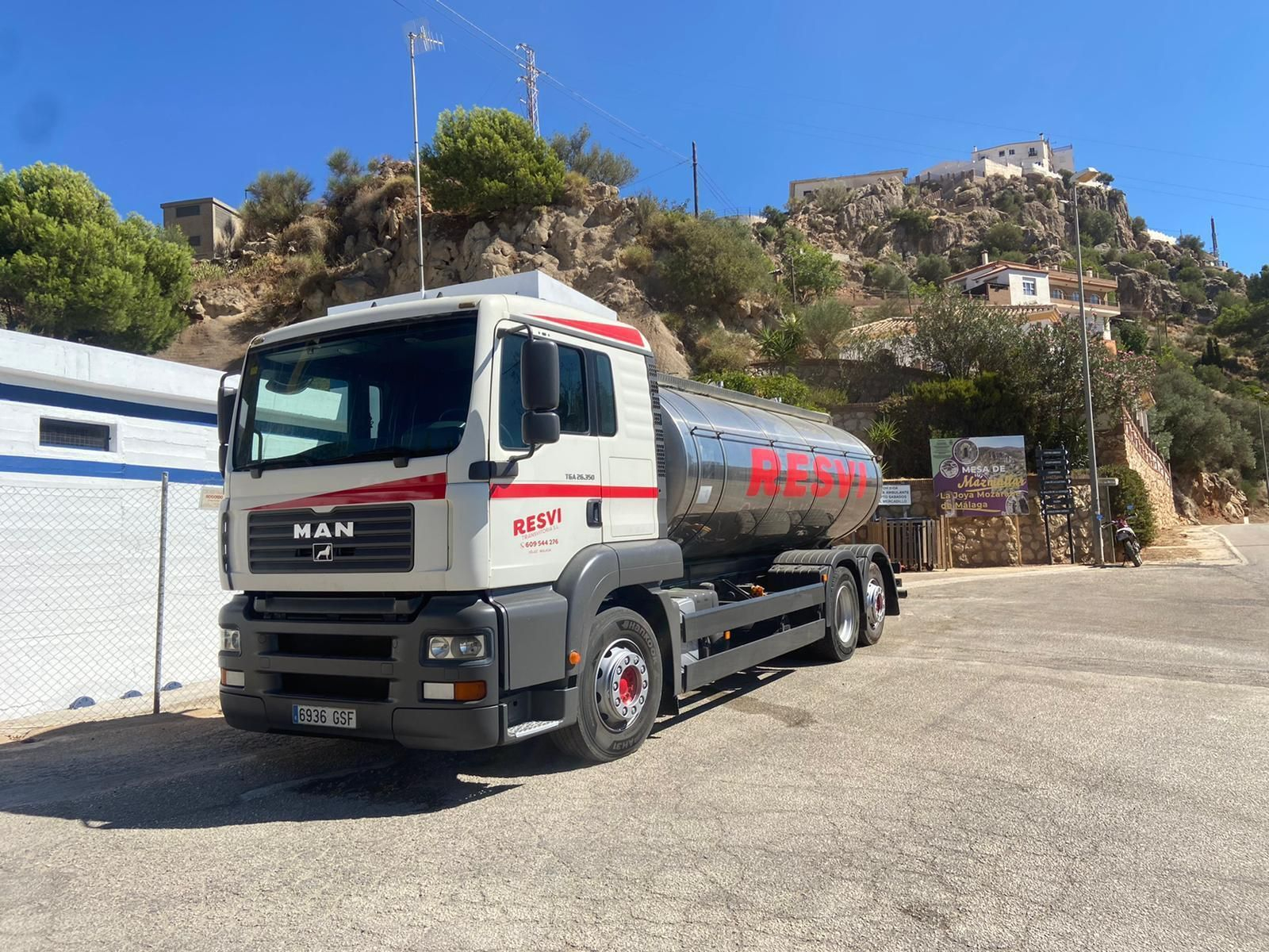 Un camión cuba llega a Comares para llevar agua al municipio por la falta de abastecimiento. Un camión cuba llega a Comares para llevar agua al municipio por la falta de abastecimiento.