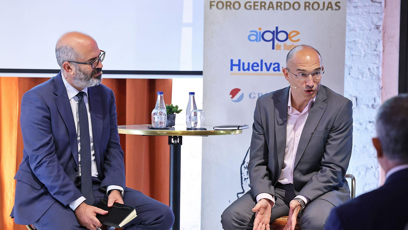Javier Ronchel y Antonio Joyanes durante el coloquio tras la conferencia.