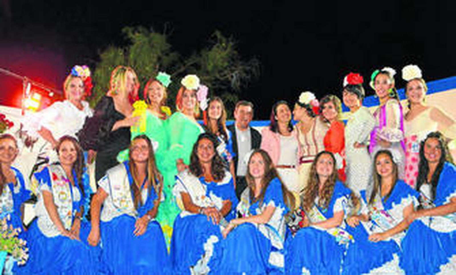 El alcalde y la delegada de Fiestas, junto a las salineras de la Feria del Carmen de 2015 y de 2014.