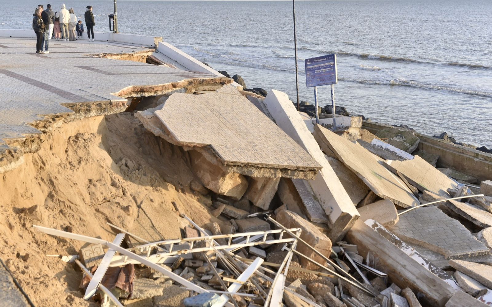 Comienza las obras de regeneración de arena en Matalascañas