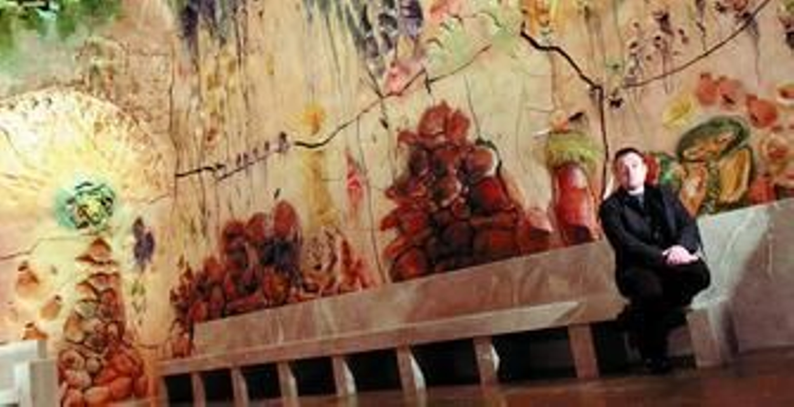 Miquel Barceló, sentado ante una de sus obras en Mallorca.