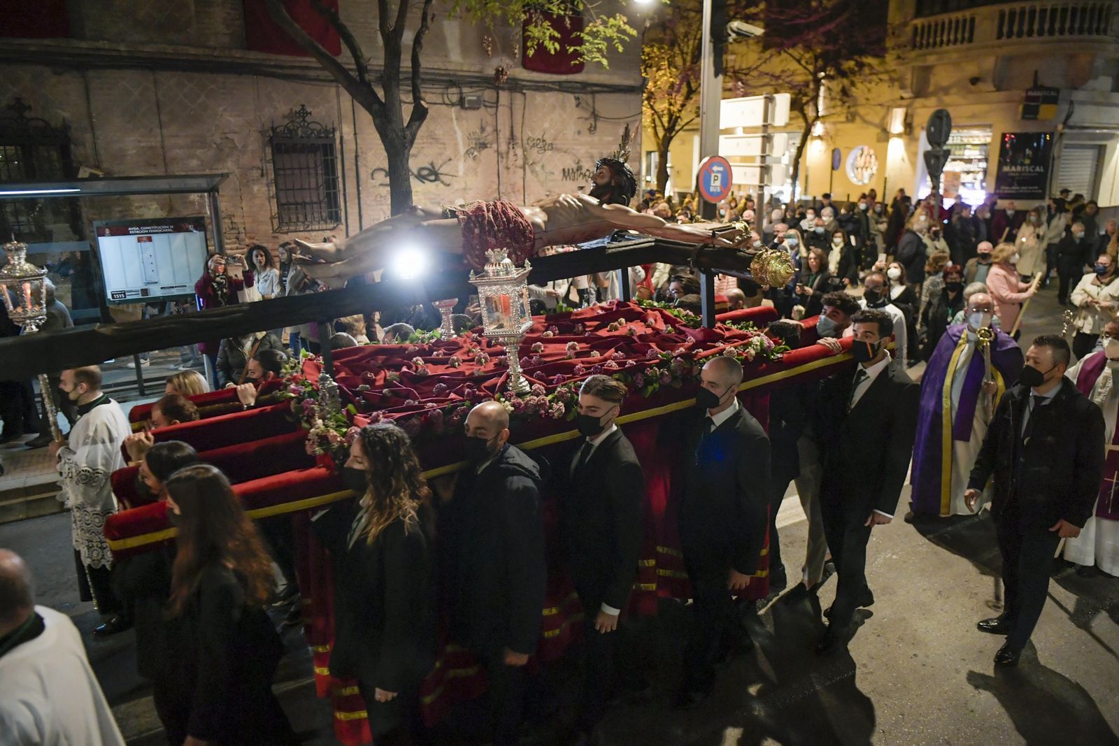 Los vía crucis del Viernes de Dolores, en imágenes
