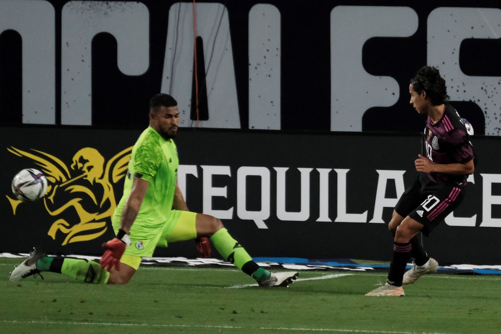 Diego Lainez supera al meta de Panamá en el mano a mano.