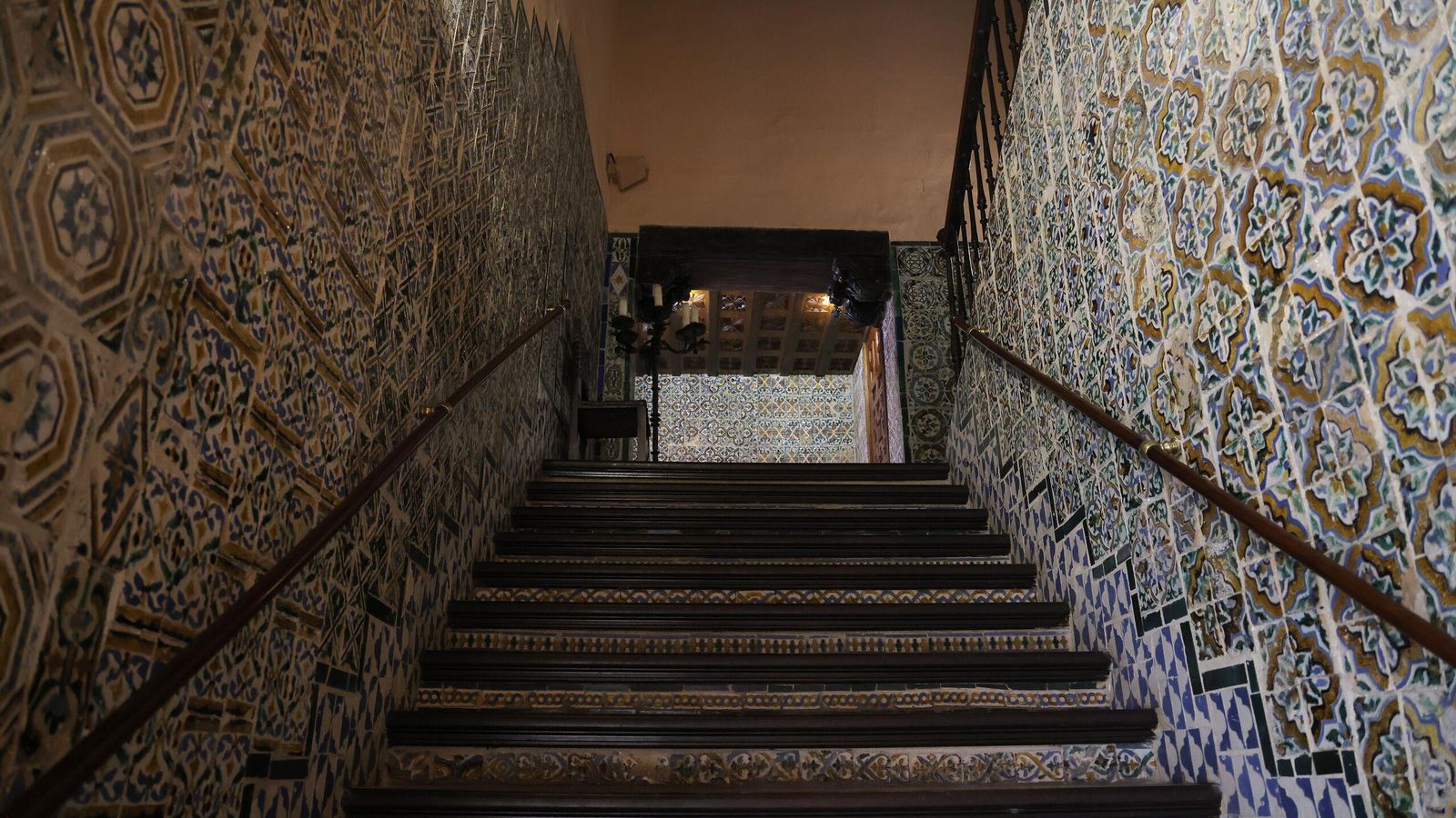 La riquísima decoración cerámica de la Casa Salinas.