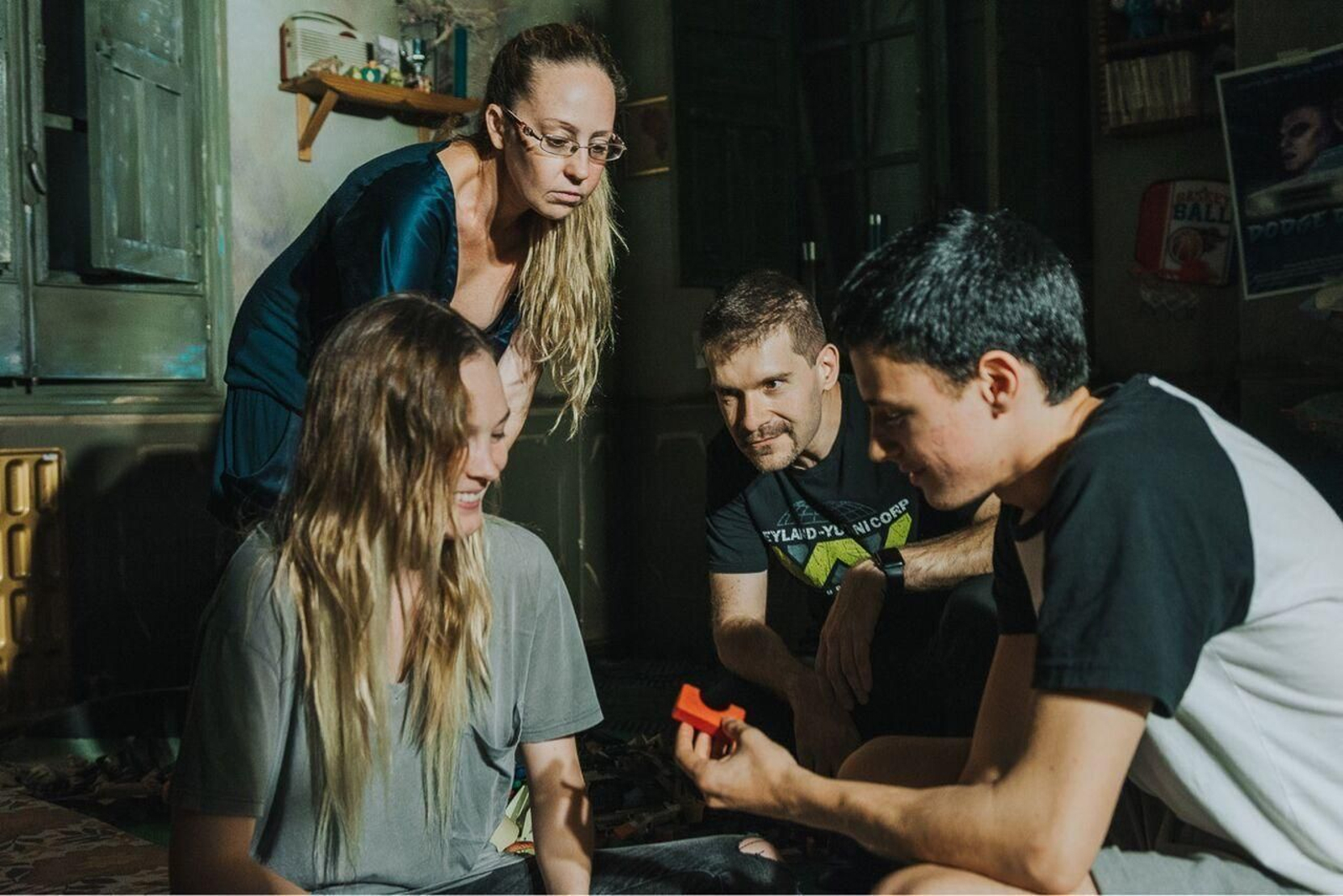 Los directores Laura Alvea y José Ortuño observan a los protagonistas Clare Durant e Iván Pelicer.
