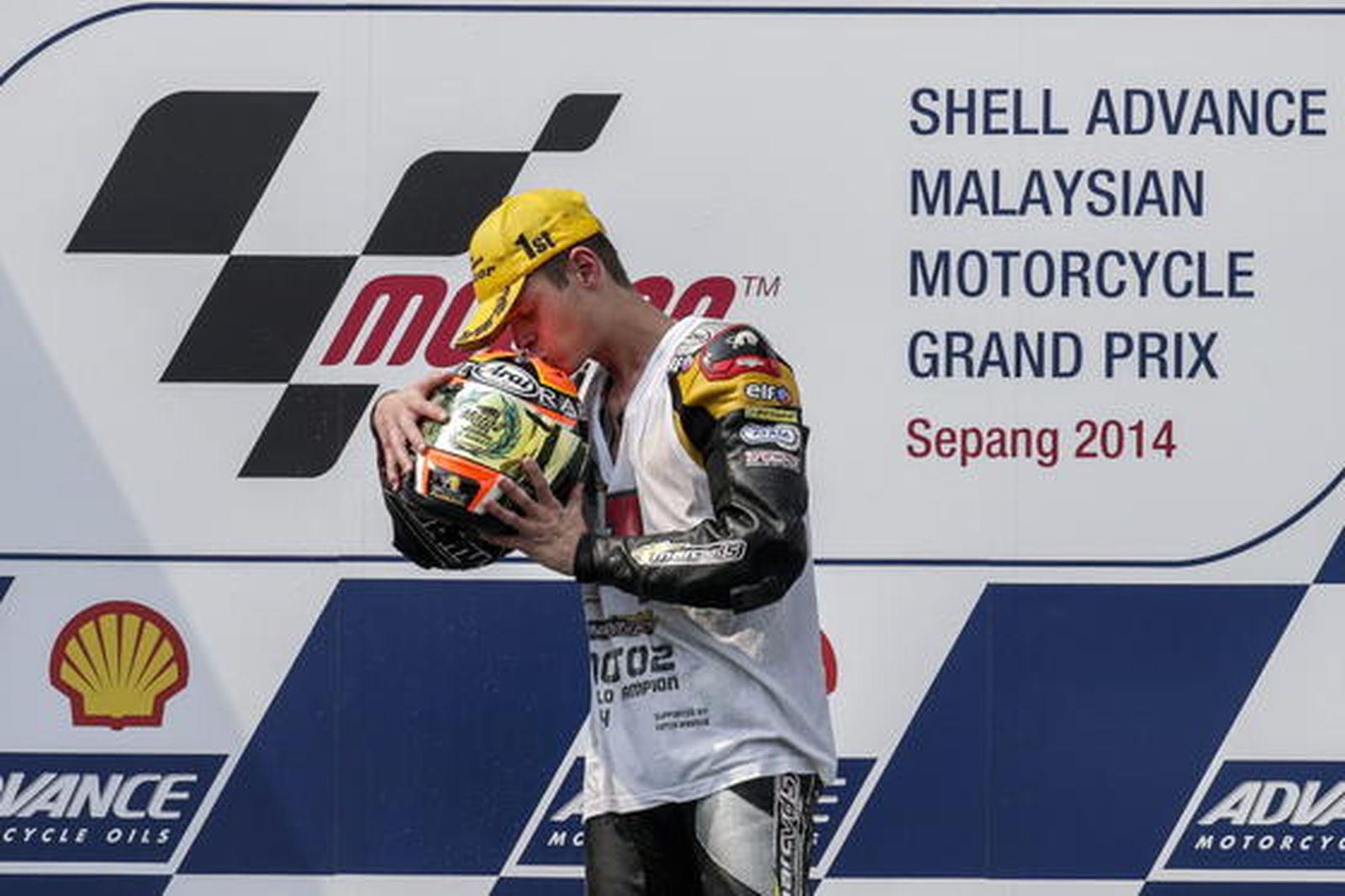 Tito Rabat celebra tras proclamarse campeón del mundo en Moto2.

Foto: EFE