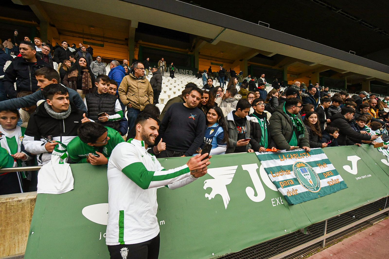 El Córdoba CF se deja querer por su afición en el Día de Año Nuevo: las fotos del entrenamiento de puertas abiertas