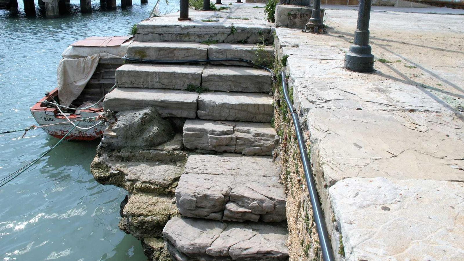 Una de las escaleras de piedra del muelle más antiguo de El Puerto de Santa María.