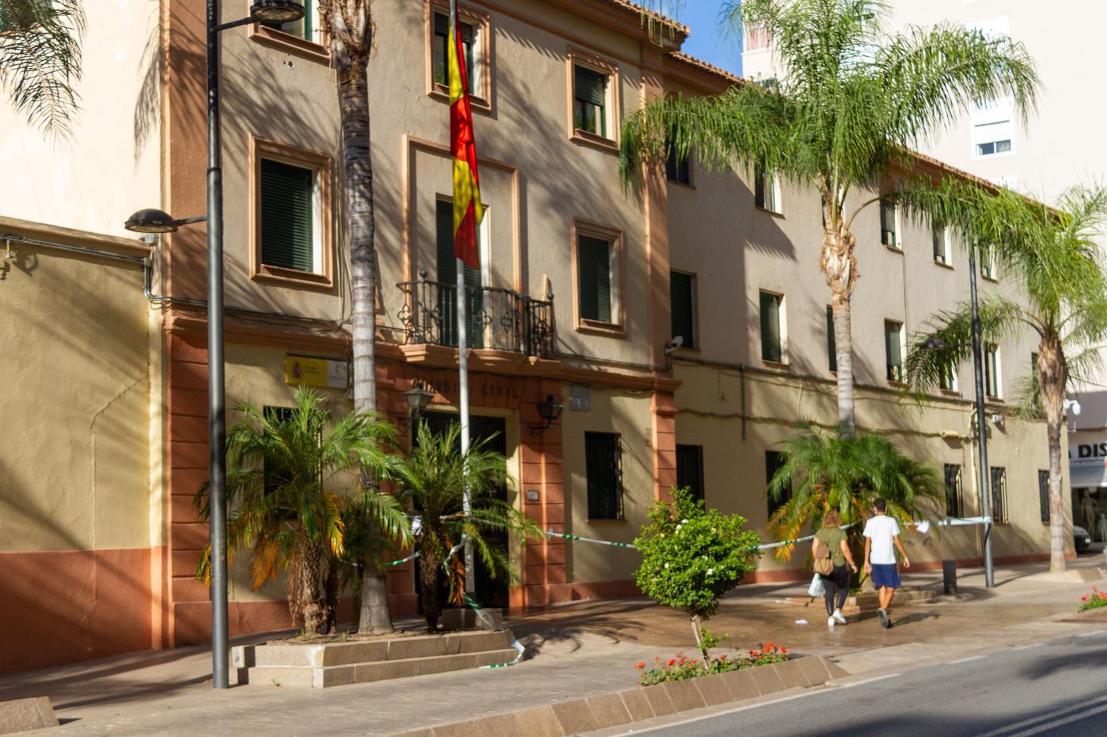 Precintan el acceso del Cuartel de la Guardia Civil de Motril por un enjambre de abejas