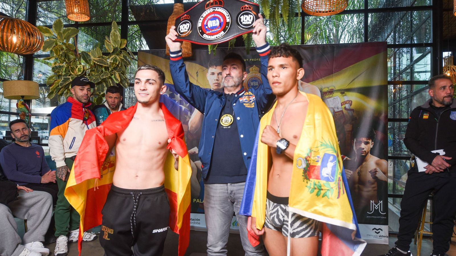 Rafa Lozano Jr. y Kervin Romero posan tras el pesaje oficial previo a su combate.
