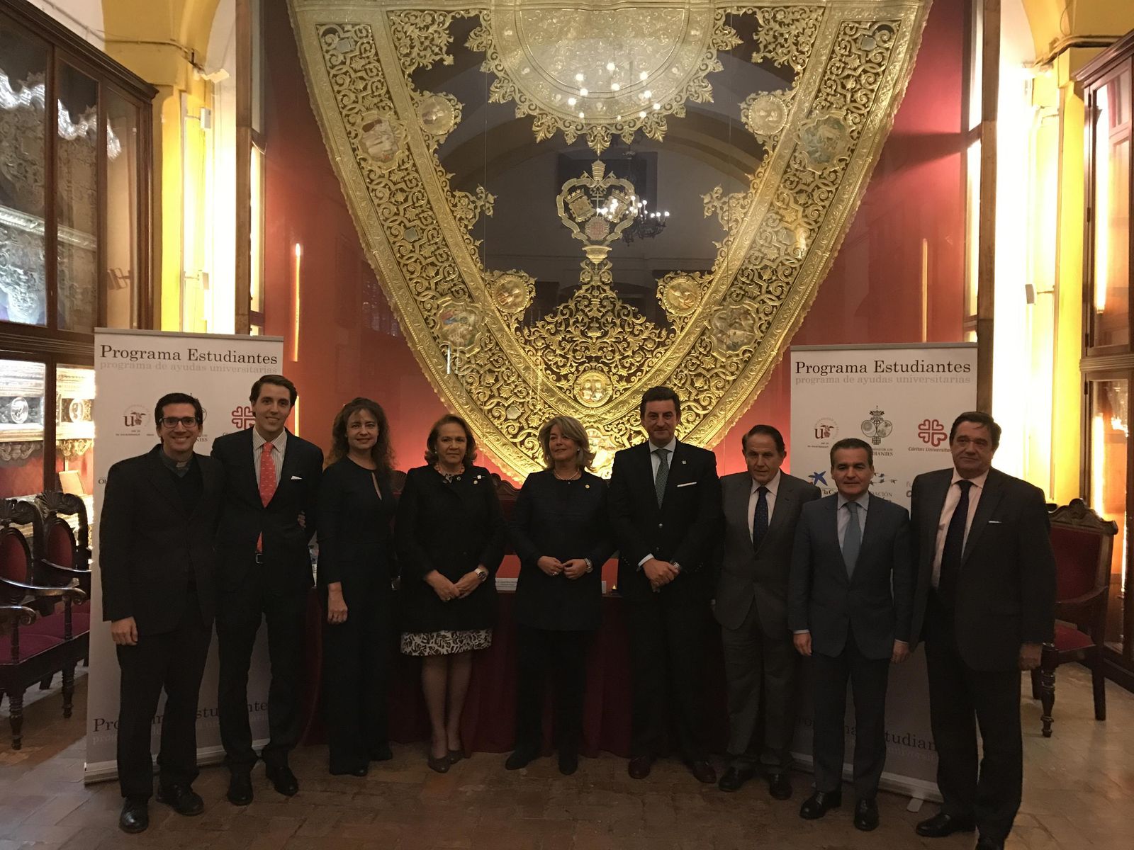 Los representantes de la hermandad y los de las fundaciones.