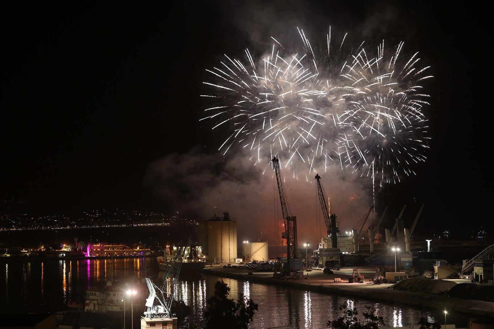El show de drones y fuegos que da la bienvenida a la Feria de Málaga, en imágenes
