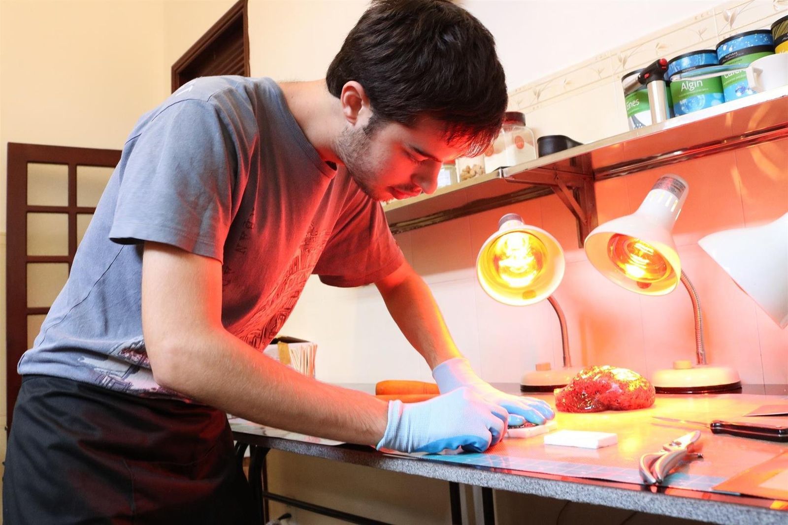 Imagen cedida del empresario Víctor Ceano mientras trabaja en la creación de un postre de chocolate.