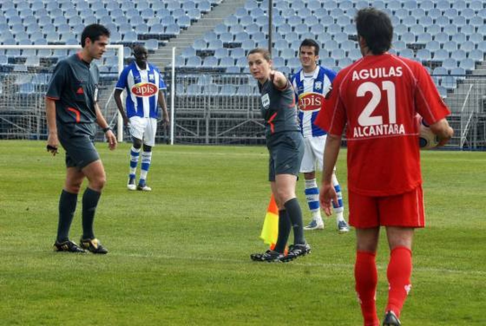La asistente Villa Gutiérrez señala al árbitro el banquillo visitante.

Foto: Manuel Aranda
