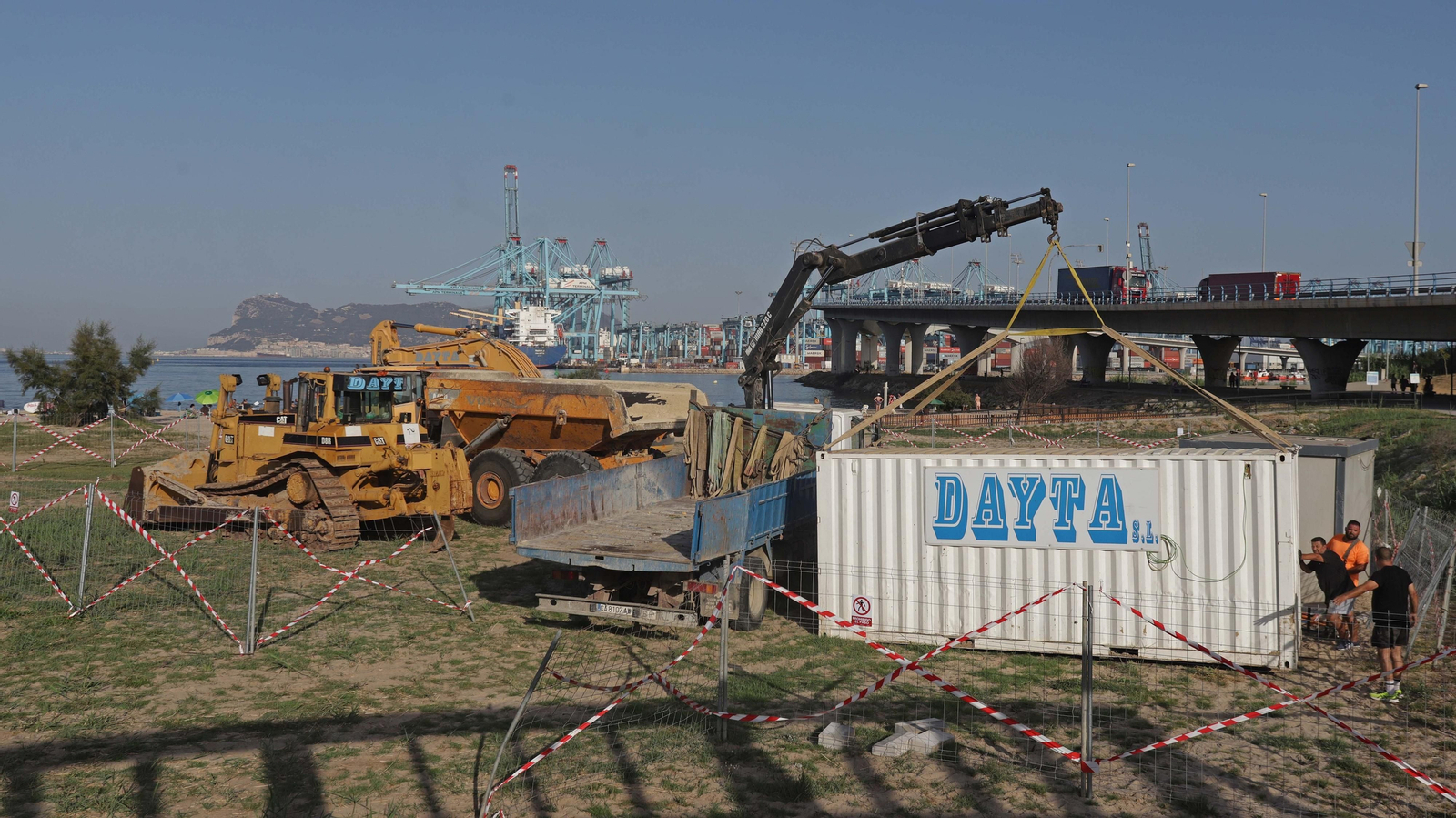 Fotos de los preparativos para el trasvase de arena en la playa de El Rinconcillo en Algeciras