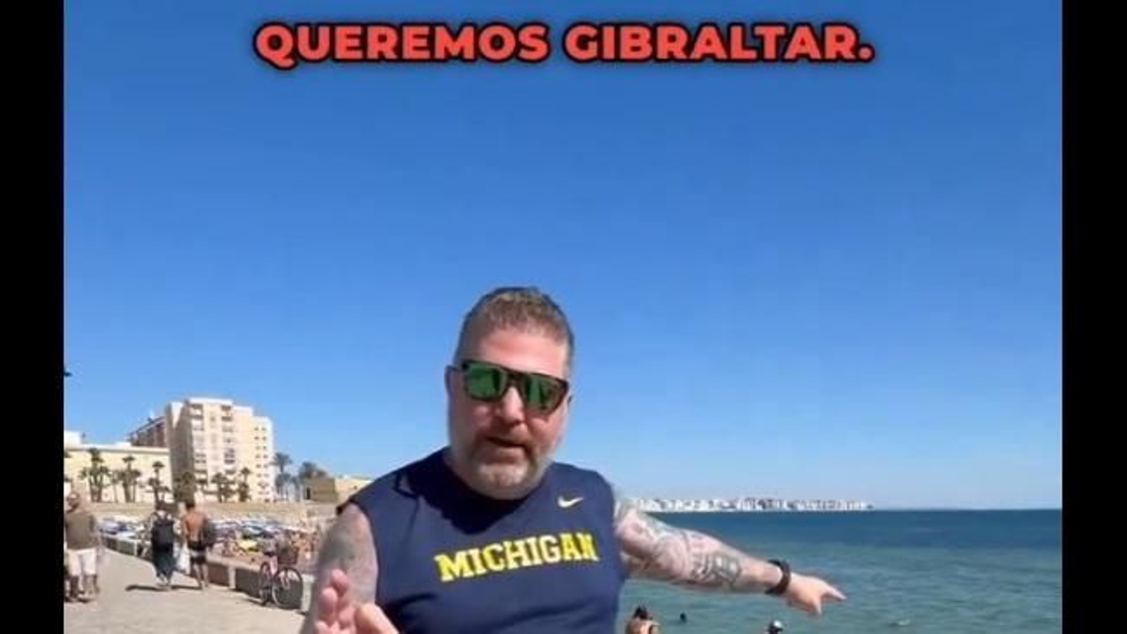 Larry Shy señala desde el Puente Canal de Cádiz hacia el Campo de Gibraltar en su último vídeo.