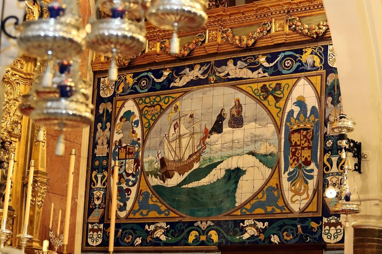 Paño cerámico de la invocaicón de Colón a la Virgen de la Cinta el 3 de marzo de 1493. Paño cerámico de la invocaicón de Colón a la Virgen de la Cinta el 3 de marzo de 1493.
