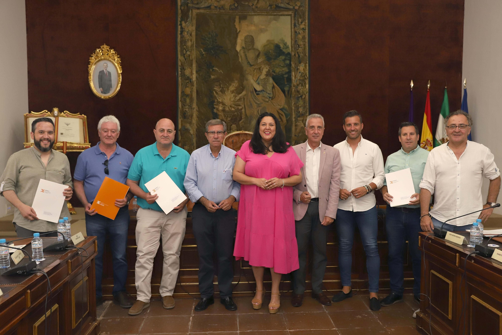 Foto de familia tras la firma de los acuerdos.