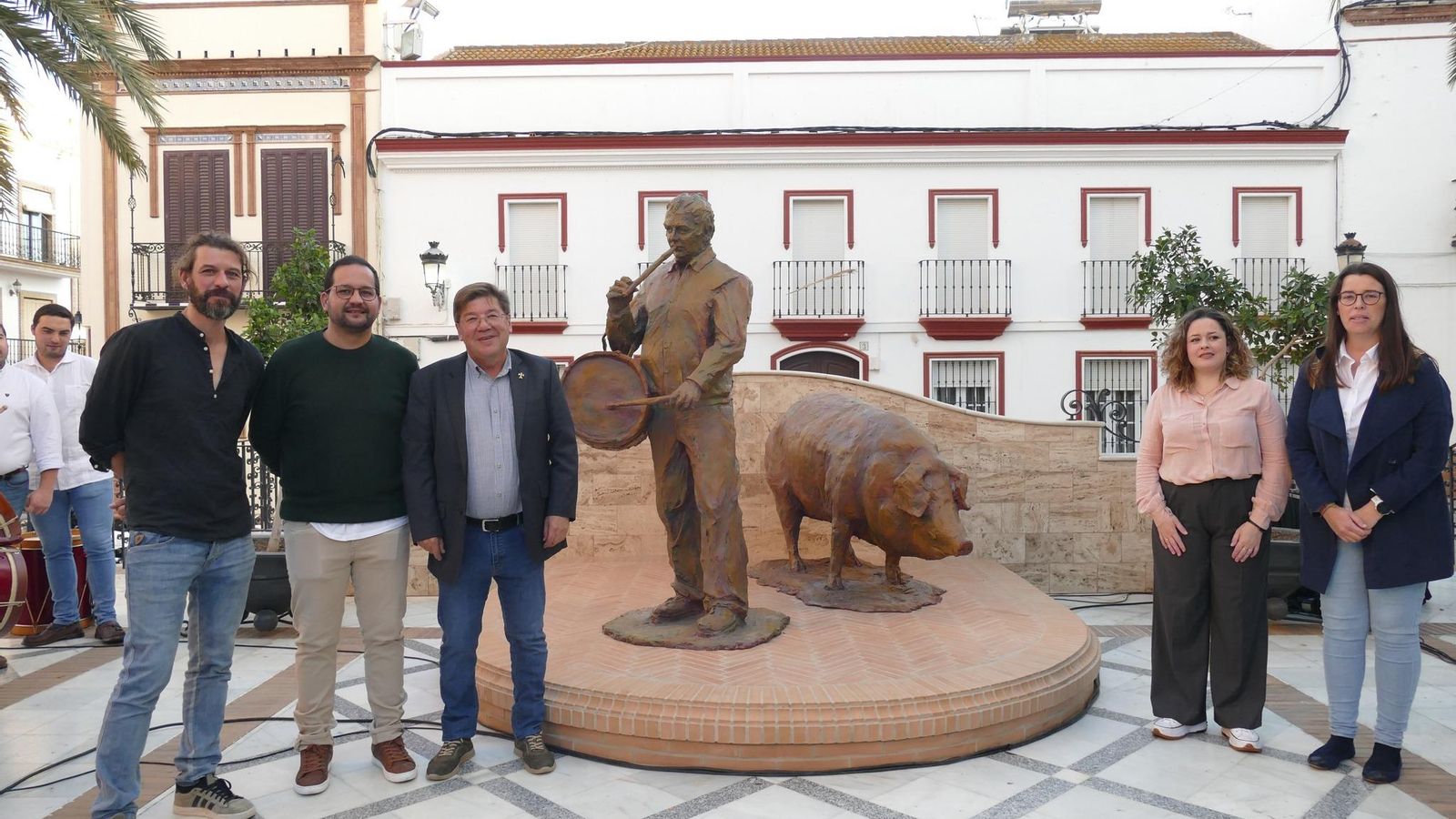 El monumento preside la plaza junto a la Iglesia de San Antonio Abad de Trigueros