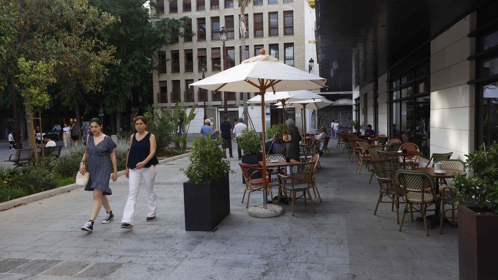 Varias sombrillas para dar sombra a las mesas de la plaza.