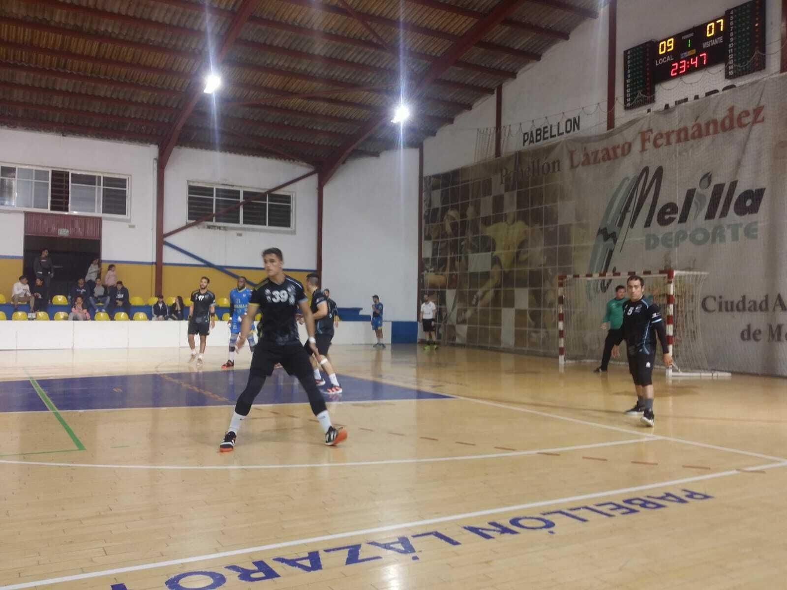 Dani Armenteros y Juanma Cruz, en una acción defensiva en Melilla.